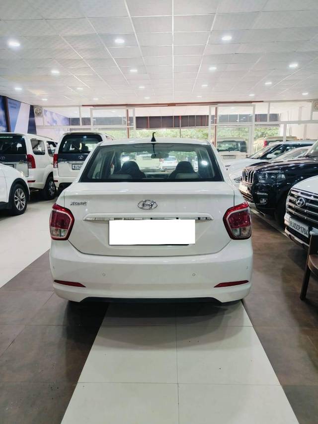 https://images10.gaadi.com/usedcar_image/4222406/original/processed_c13846b0103239f9fd81b317ef0ab972.jpg?imwidth=6402