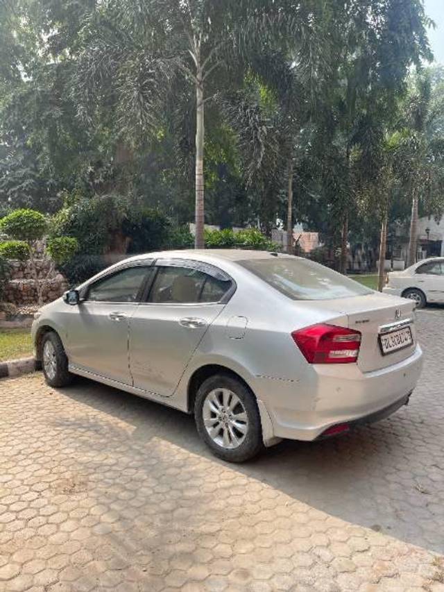 https://images10.gaadi.com/usedcar_image/4222540/original/processed_ad76fd37-b536-42d6-a527-c9d634a06217.jpg?imwidth=6402