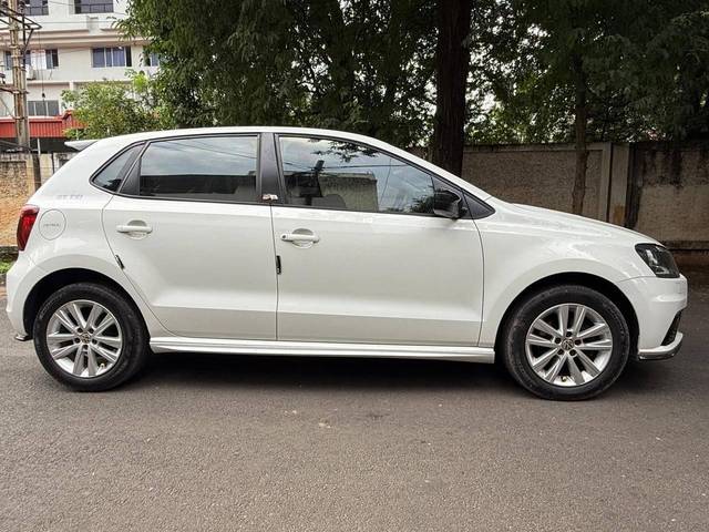 https://images10.gaadi.com/usedcar_image/4222558/original/processed_cdec9f7a7e3eadabdc63fd769d2cf3f3.jpeg?imwidth=6401