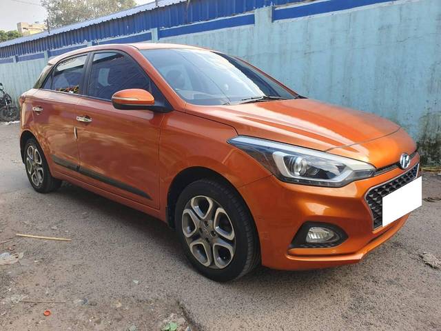 https://images10.gaadi.com/usedcar_image/4222659/original/processed_ce0769e5f479d58a0f3494124e88d4a3.jpg?imwidth=6401