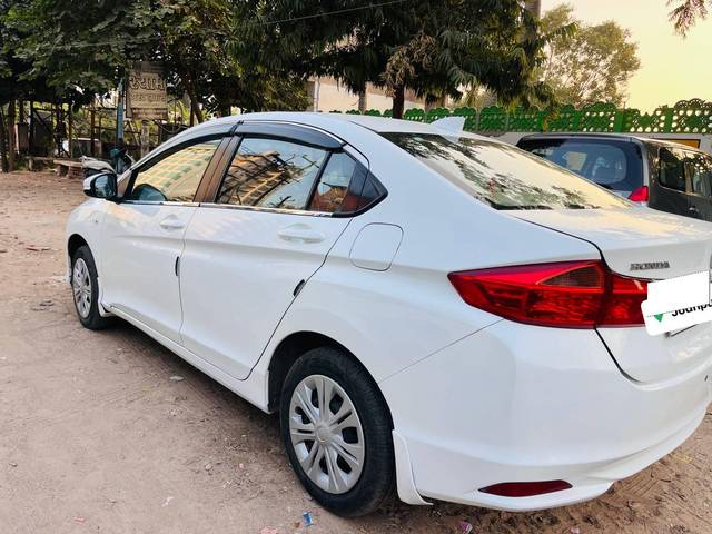 https://images10.gaadi.com/usedcar_image/4223027/original/processed_50a1265d868f40294e0d7878fd2e5327.jpg?imwidth=6402