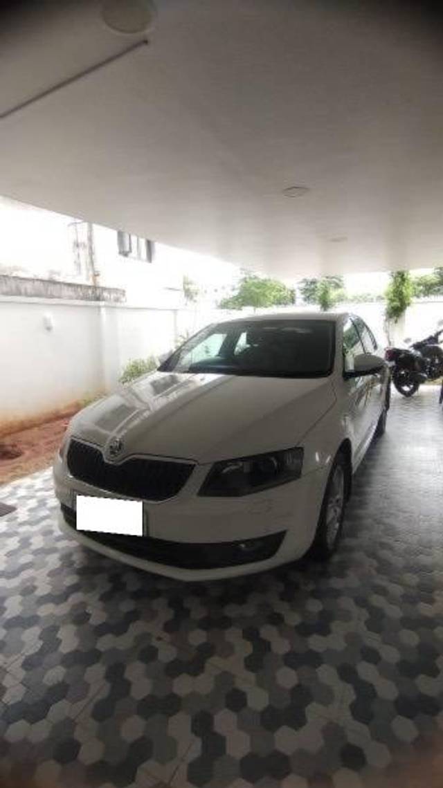 https://images10.gaadi.com/usedcar_image/4223205/original/processed_4e432eb3-04ed-41a1-b95b-8780d26a5479.jpg?imwidth=6400