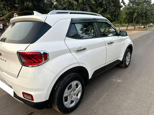 https://images10.gaadi.com/usedcar_image/4223220/original/processed_2915dde317b4d4b96d8107ca2f8008b6.jpg?imwidth=6402