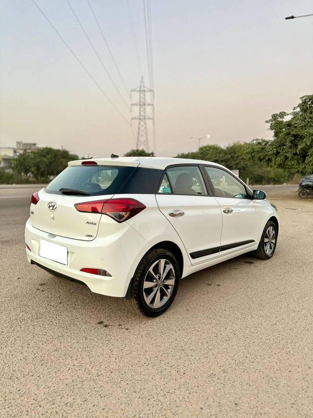 https://images10.gaadi.com/usedcar_image/4223256/original/processed_b15213d076dc34c8d3395a767b183506.jpg?imwidth=6402