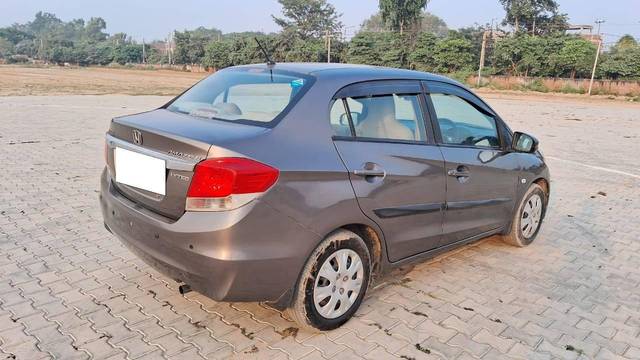 https://images10.gaadi.com/usedcar_image/4223293/original/processed_7224fea4630e14376bb982fc7260f246.jpg?imwidth=6402