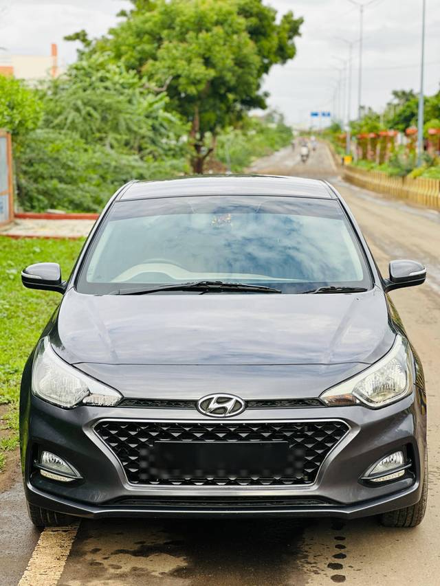 https://images10.gaadi.com/usedcar_image/4223404/original/processed_272766144c86c1e201def8d41dfec691.jpg?imwidth=6402