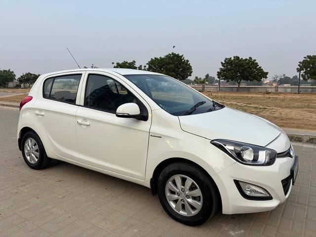 https://images10.gaadi.com/usedcar_image/4223799/original/processed_bf5f349abb1cfb6f583d12db40b235b8.jpg?imwidth=6400