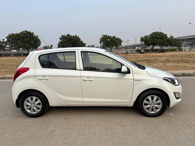 https://images10.gaadi.com/usedcar_image/4223799/original/processed_e25f09ef971080b0e3870ee30415e9fb.jpg?imwidth=6401