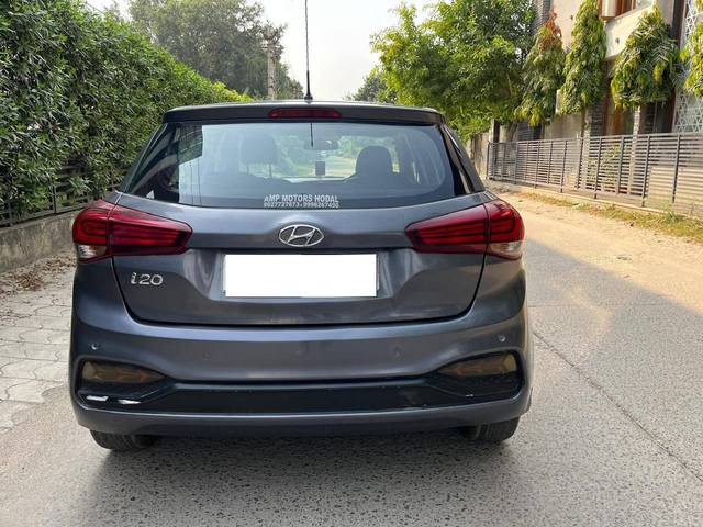 https://images10.gaadi.com/usedcar_image/4223947/original/processed_212d0fcc054a058833e9b88340f28feb.jpg?imwidth=6402