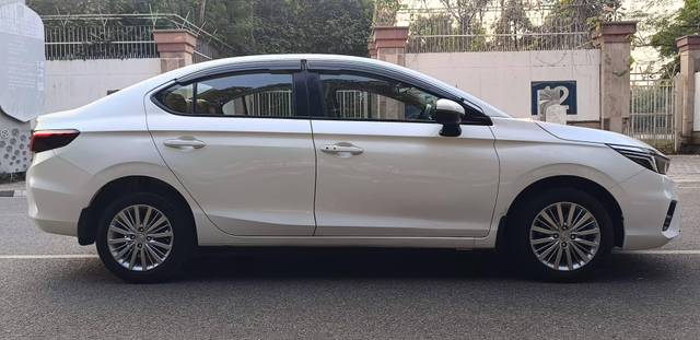 https://images10.gaadi.com/usedcar_image/4223965/original/processed_e00b2ceab65a74d4e1517a9cb6fdbf77.jpg?imwidth=6401