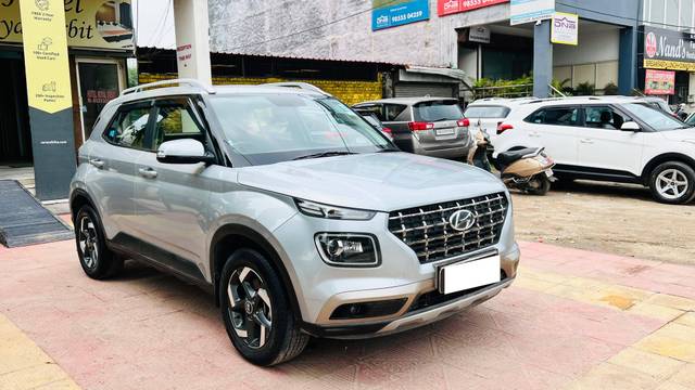 https://images10.gaadi.com/usedcar_image/4223977/original/processed_4417c0eb767b892f6257c0752768d341.jpg?imwidth=6400