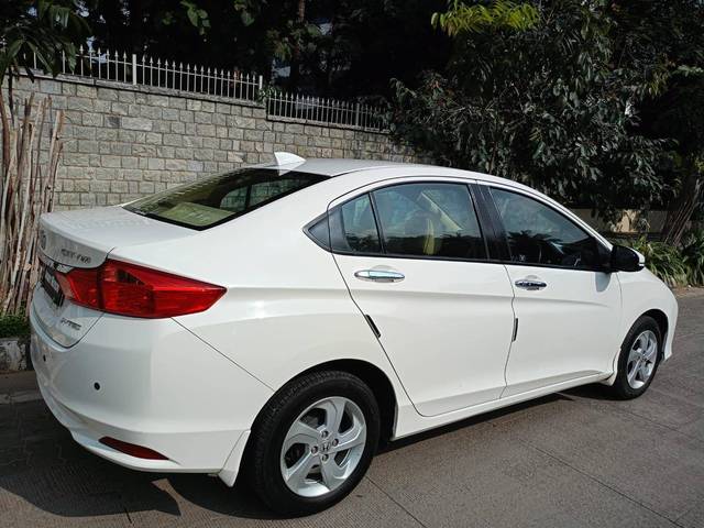 https://images10.gaadi.com/usedcar_image/4224041/original/processed_4f61f4556a9d2b157c792edba44d02e8.jpg?imwidth=6402