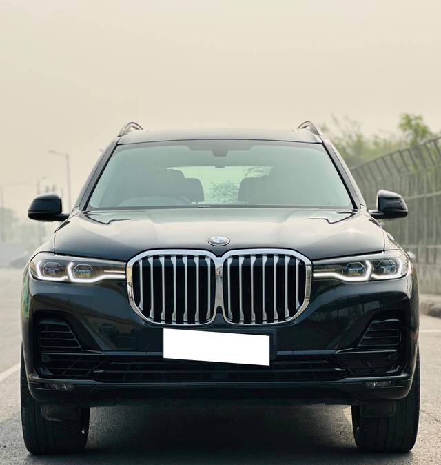 https://images10.gaadi.com/usedcar_image/4224057/original/processed_0d2bda76cf280e07bb03f437cad9e594.jpg?imwidth=6402