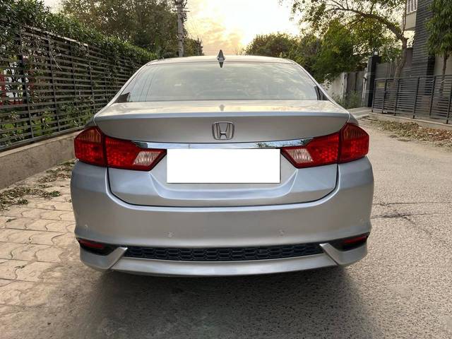 https://images10.gaadi.com/usedcar_image/4224115/original/processed_e39f19e7b0cf4b27173d021bc9f0f0dc.jpg?imwidth=6402