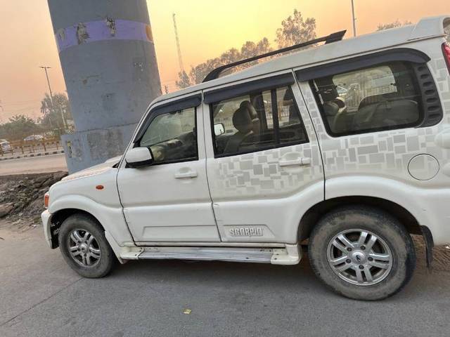 https://images10.gaadi.com/usedcar_image/4224281/original/502d95a1e7c0720b0070deec58ba15ee.jpeg?imwidth=6402