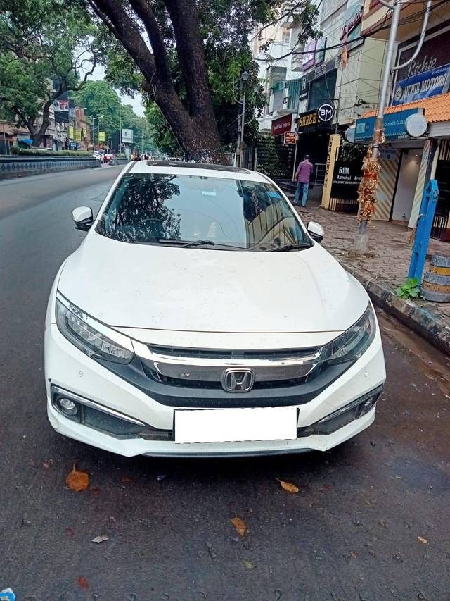 https://images10.gaadi.com/usedcar_image/4224323/original/processed_544bfbf3f2ee155932133abd1e85352f.jpg?imwidth=6400