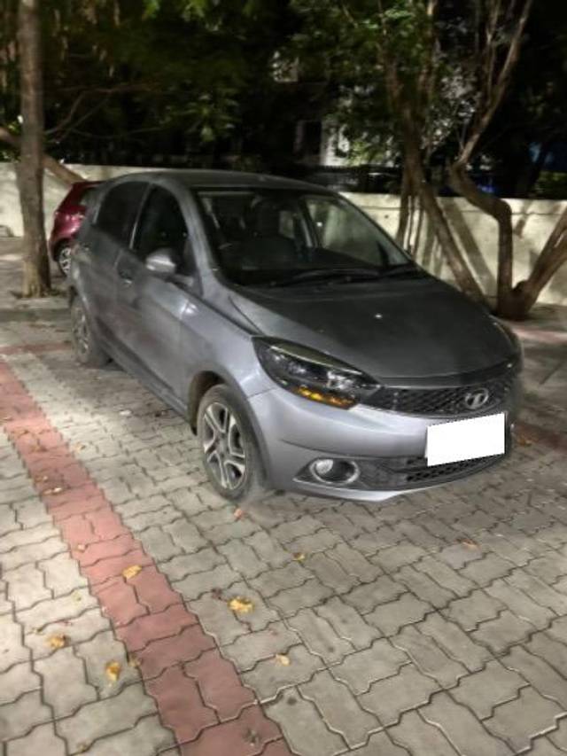 https://images10.gaadi.com/usedcar_image/4224389/original/processed_fc398192-78ad-4d77-98d6-283f4abb8f77.jpeg?imwidth=6400