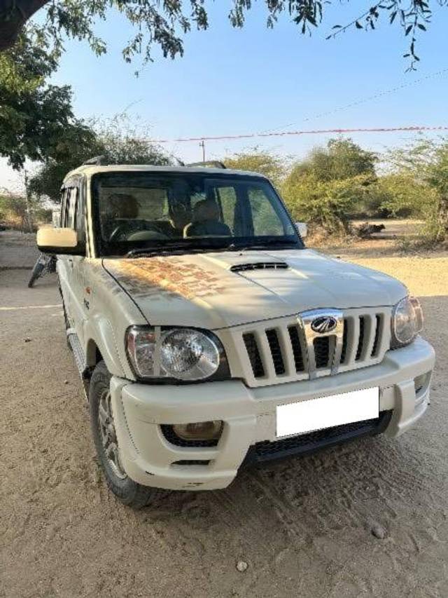 https://images10.gaadi.com/usedcar_image/4224479/original/processed_d6d54176-db04-43f3-a0a1-17c00748f168.jpeg?imwidth=6400