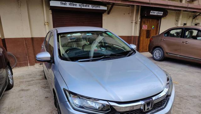 https://images10.gaadi.com/usedcar_image/4224564/original/processed_03b06ed4-cde1-4f1b-8422-888257e29a26.jpg?imwidth=6402