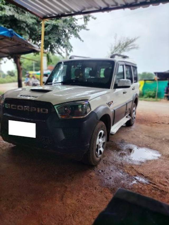 https://images10.gaadi.com/usedcar_image/4224665/original/processed_66f90f33-c56b-4e6b-a2c1-f79617da5826.jpg?imwidth=6401