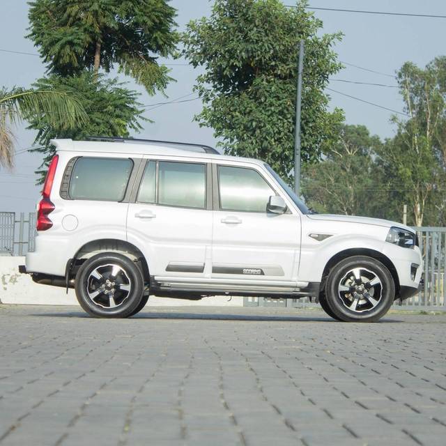 https://images10.gaadi.com/usedcar_image/4224846/original/processed_3bdcd835f74db2717c4dc5d69c19349b.jpg?imwidth=6401