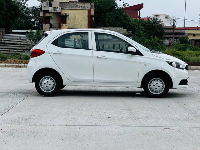 https://images10.gaadi.com/usedcar_image/4224955/original/ac17a6b50ca57ebdc4093a8c7be42284.jpg?imwidth=6401