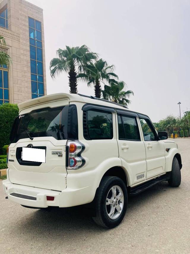 https://images10.gaadi.com/usedcar_image/4224963/original/processed_45f4df72788a4a4dbfed7e3a8e8438d5.jpg?imwidth=6402