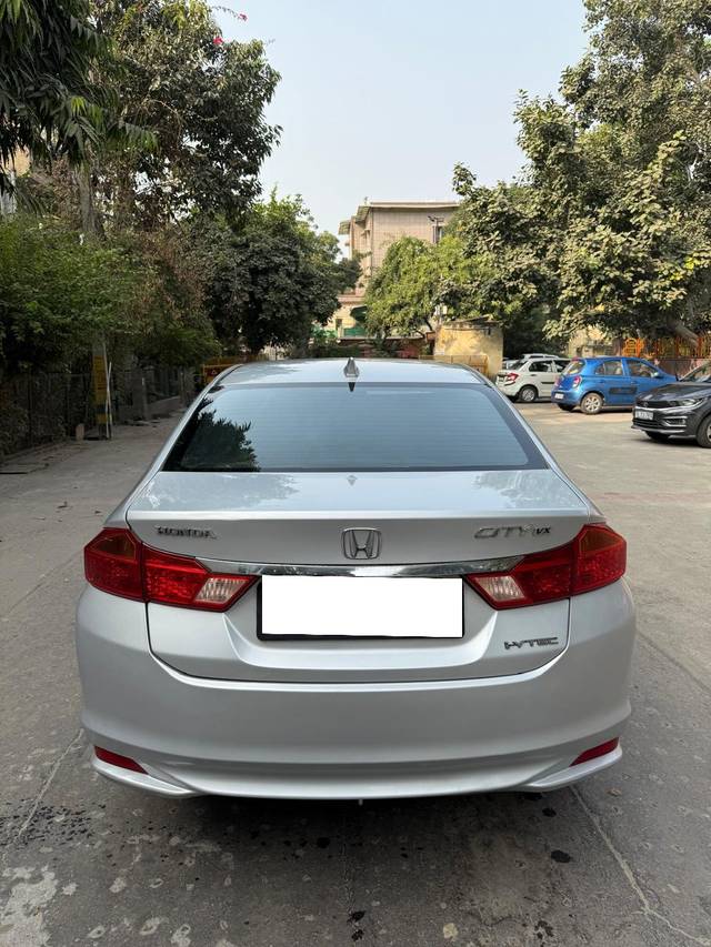 https://images10.gaadi.com/usedcar_image/4225009/original/processed_e9cd89cb1bea73c4aea33af9ad96327e.jpg?imwidth=6402