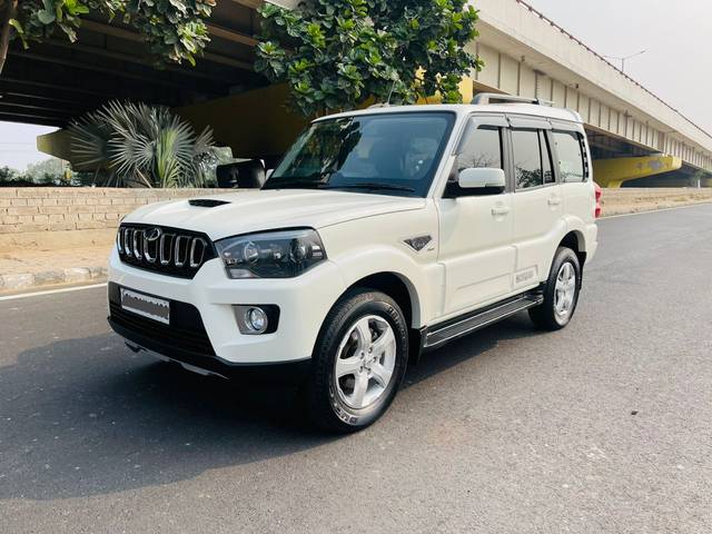 https://images10.gaadi.com/usedcar_image/4225015/original/e09ef3bc72cf1045ebf0d938a121cc05.jpg?imwidth=6402