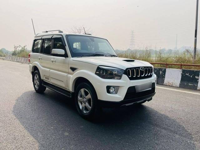 https://images10.gaadi.com/usedcar_image/4225015/original/processed_facde75fcaea196f2e12287e2712ffb9.jpg?imwidth=6400