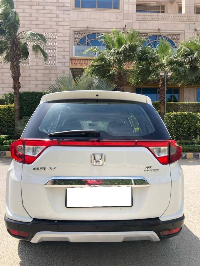 https://images10.gaadi.com/usedcar_image/4225090/original/processed_ee9791c08158dd6b7c583135d6fd8280.jpg?imwidth=6402