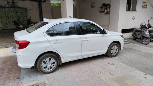 https://images10.gaadi.com/usedcar_image/4225171/original/279fc0bb7f3bf6e6f8d72cebe37037f8.jpg?imwidth=6402