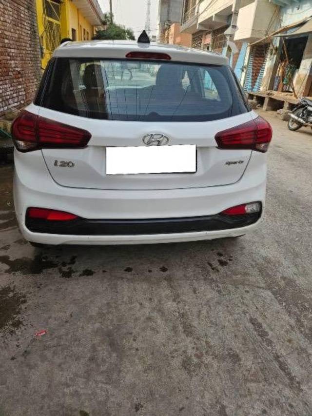 https://images10.gaadi.com/usedcar_image/4225400/original/processed_8e2eaa8f-6efa-472d-bdd5-525fd365ce76.jpeg?imwidth=6402