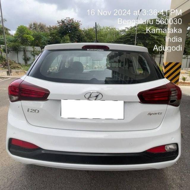 https://images10.gaadi.com/usedcar_image/4225564/original/processed_855e97f4bfd827e15d61d471193043ad.jpg?imwidth=6401