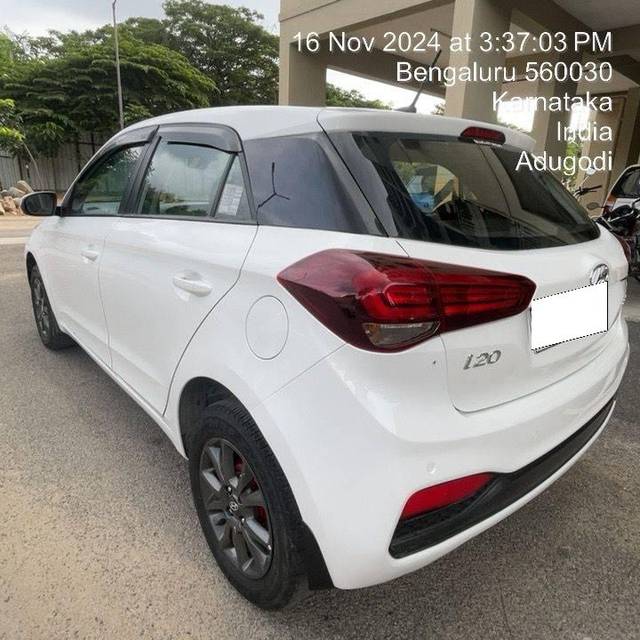 https://images10.gaadi.com/usedcar_image/4225564/original/processed_c052db00dd299bcb379d4c1b628aa7f5.jpg?imwidth=6402