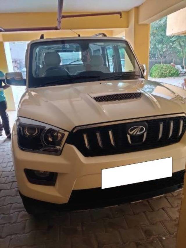 https://images10.gaadi.com/usedcar_image/4226006/original/processed_b105a0d7-4869-4e76-a1e1-15a12961616d.jpg?imwidth=6400