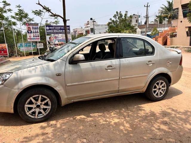 https://images10.gaadi.com/usedcar_image/4226341/original/processed_fed23209-39fc-414d-bdb5-3086aa2afc42.jpg?imwidth=6400