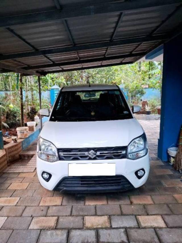 https://images10.gaadi.com/usedcar_image/4226515/original/processed_4fb8d6e8-bc9f-4b39-9666-fc75222dd171.jpg?imwidth=6400