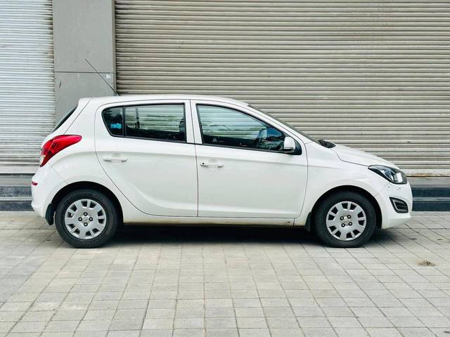 https://images10.gaadi.com/usedcar_image/4226963/original/processed_206721225ae3bbb5cb44d052e42cc680.jpg?imwidth=6401