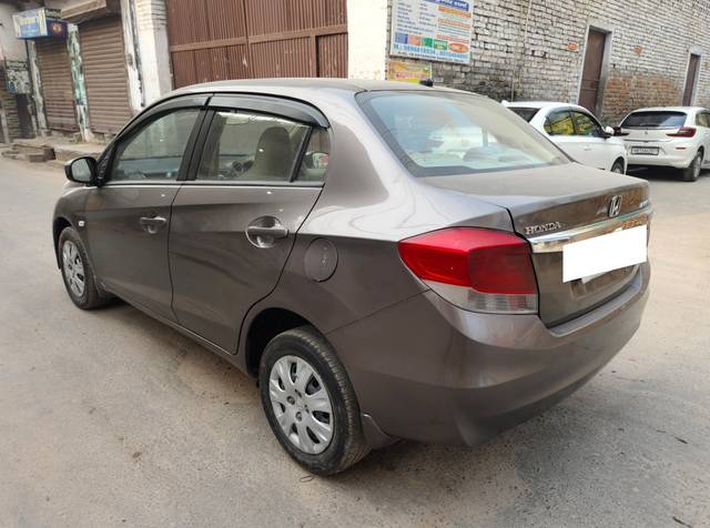 https://images10.gaadi.com/usedcar_image/4226998/original/processed_66fdb1f0de5d327daf06a34cab87f4ac.jpg?imwidth=6402