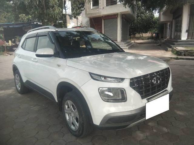 https://images10.gaadi.com/usedcar_image/4226999/original/processed_32a4038c-46ae-413c-ac47-8890378bd1b9.jpg?imwidth=6400