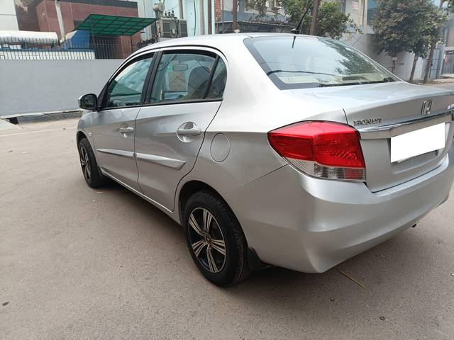 https://images10.gaadi.com/usedcar_image/4227034/original/processed_105b4e5ca47fbbc9e5dd583b642049e7.jpg?imwidth=6402