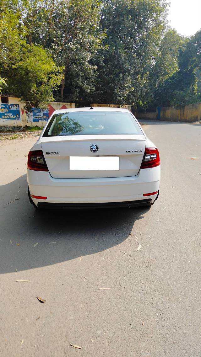 https://images10.gaadi.com/usedcar_image/4227056/original/processed_1e0310e969163c977c754400dd9eee00.jpg?imwidth=6402