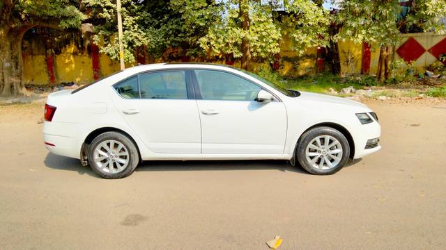 https://images10.gaadi.com/usedcar_image/4227056/original/processed_9860238a0532fdbdf2f31761e0699e73.jpg?imwidth=6401