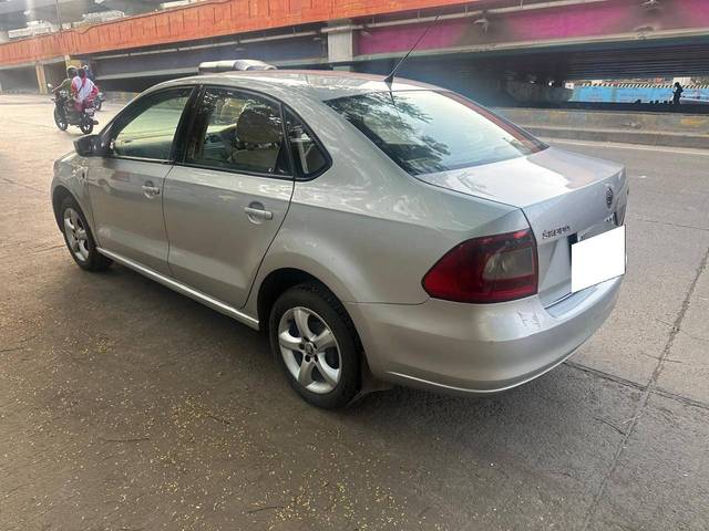 https://images10.gaadi.com/usedcar_image/4227081/original/processed_190a5d9a9ecb1129990f23f0e4c1414b.jpg?imwidth=6402