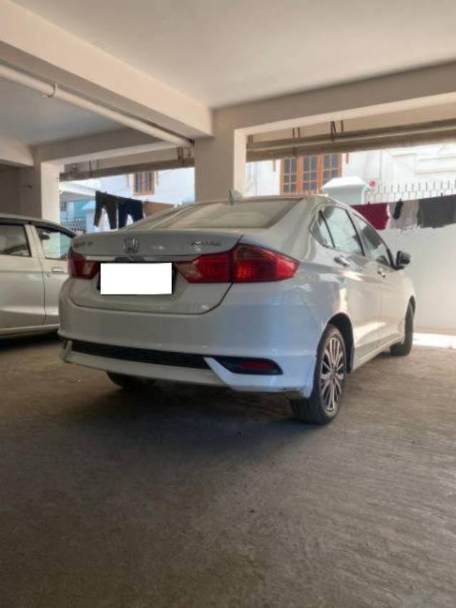 https://images10.gaadi.com/usedcar_image/4227212/original/processed_02f80831-a9f3-445a-8775-7f979ba246ee.jpg?imwidth=6402