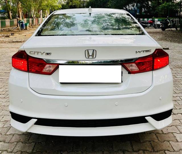 https://images10.gaadi.com/usedcar_image/4227265/original/processed_deb0a5a9eecee3cfa565fed109f922ea.jpg?imwidth=6401