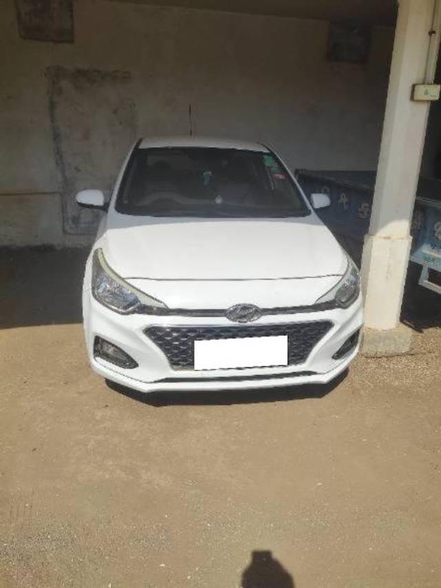 https://images10.gaadi.com/usedcar_image/4227550/original/processed_88e9ec6d-07b4-4d33-8e4f-f5279a685c23.jpg?imwidth=6401