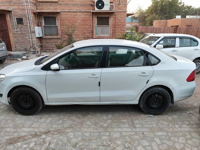 https://images10.gaadi.com/usedcar_image/4228014/original/5ade1bd5049ece6cd8b22edb05d360ff.jpg?imwidth=6401