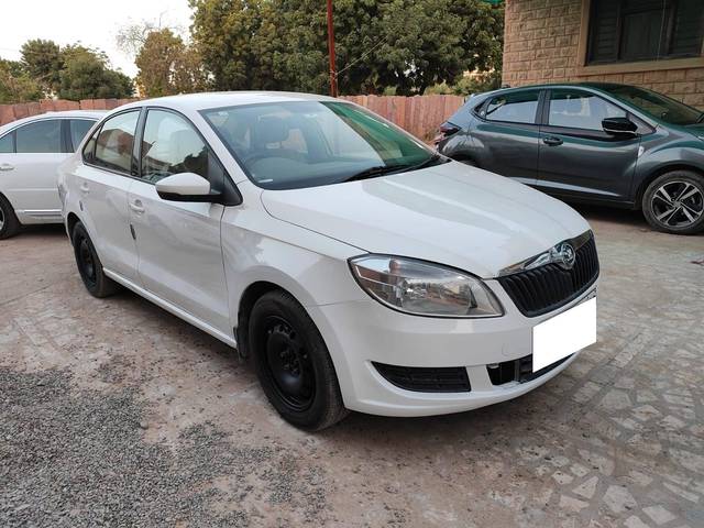 https://images10.gaadi.com/usedcar_image/4228014/original/processed_63921cea40a2d22e7904374d39d30661.jpg?imwidth=6400